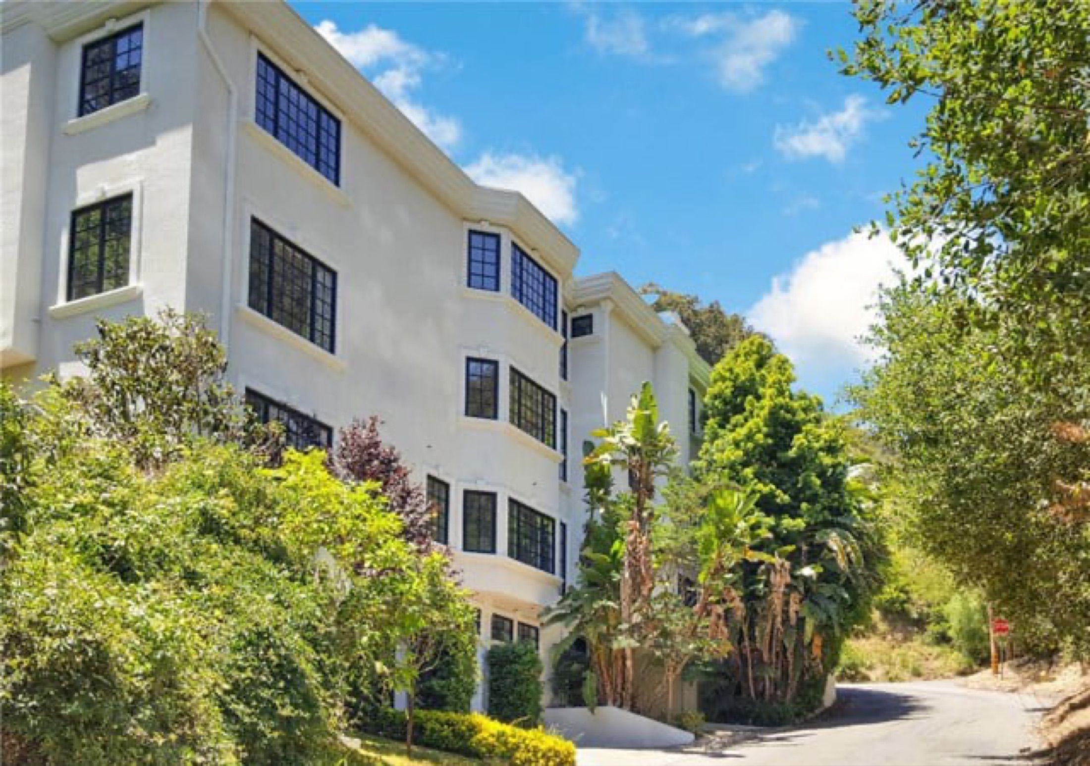 1398 N Davies Dr, Beverly Hills, photograph 1 of the Carolwood Estates listing