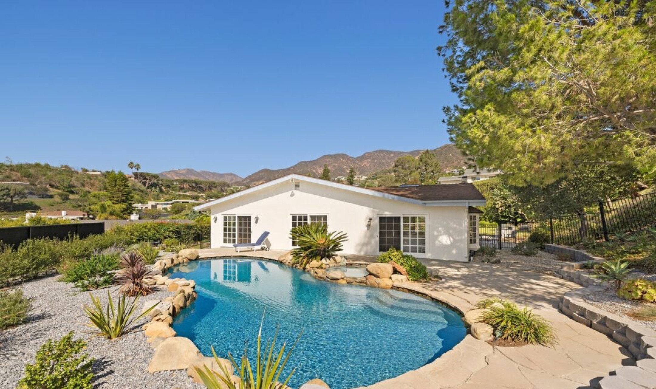 250 Surfview Dr, Pacific Palisades, photograph 1 of the Carolwood Estates listing
