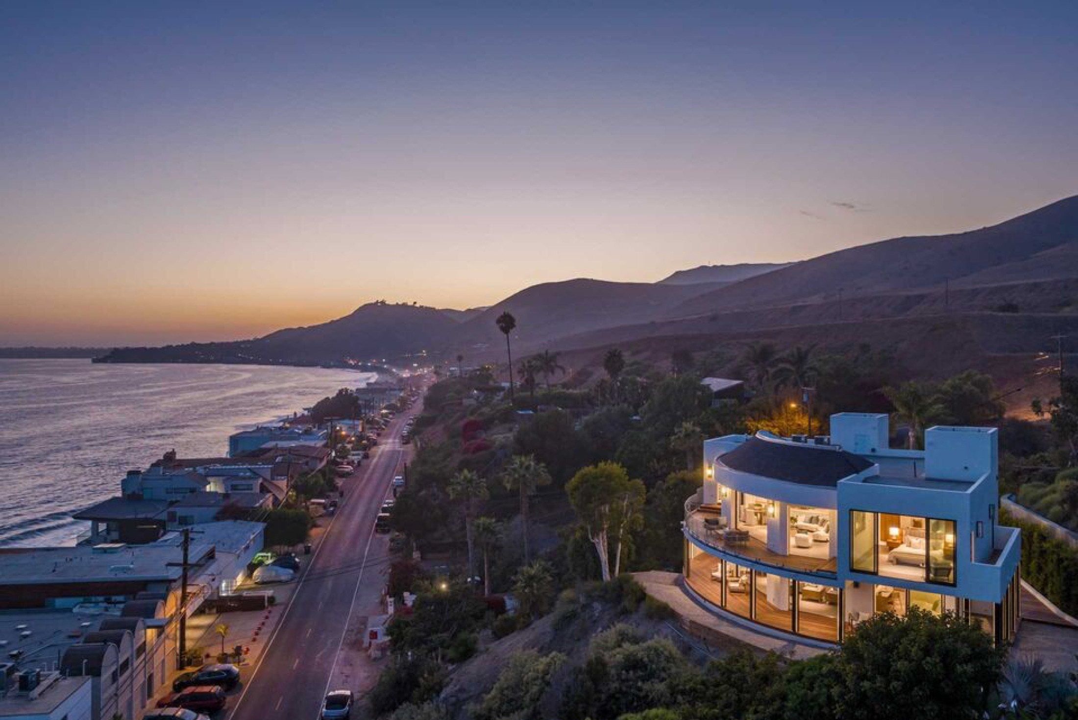 25225 Malibu Rd, Malibu, photograph 1 of the Carolwood Estates listing