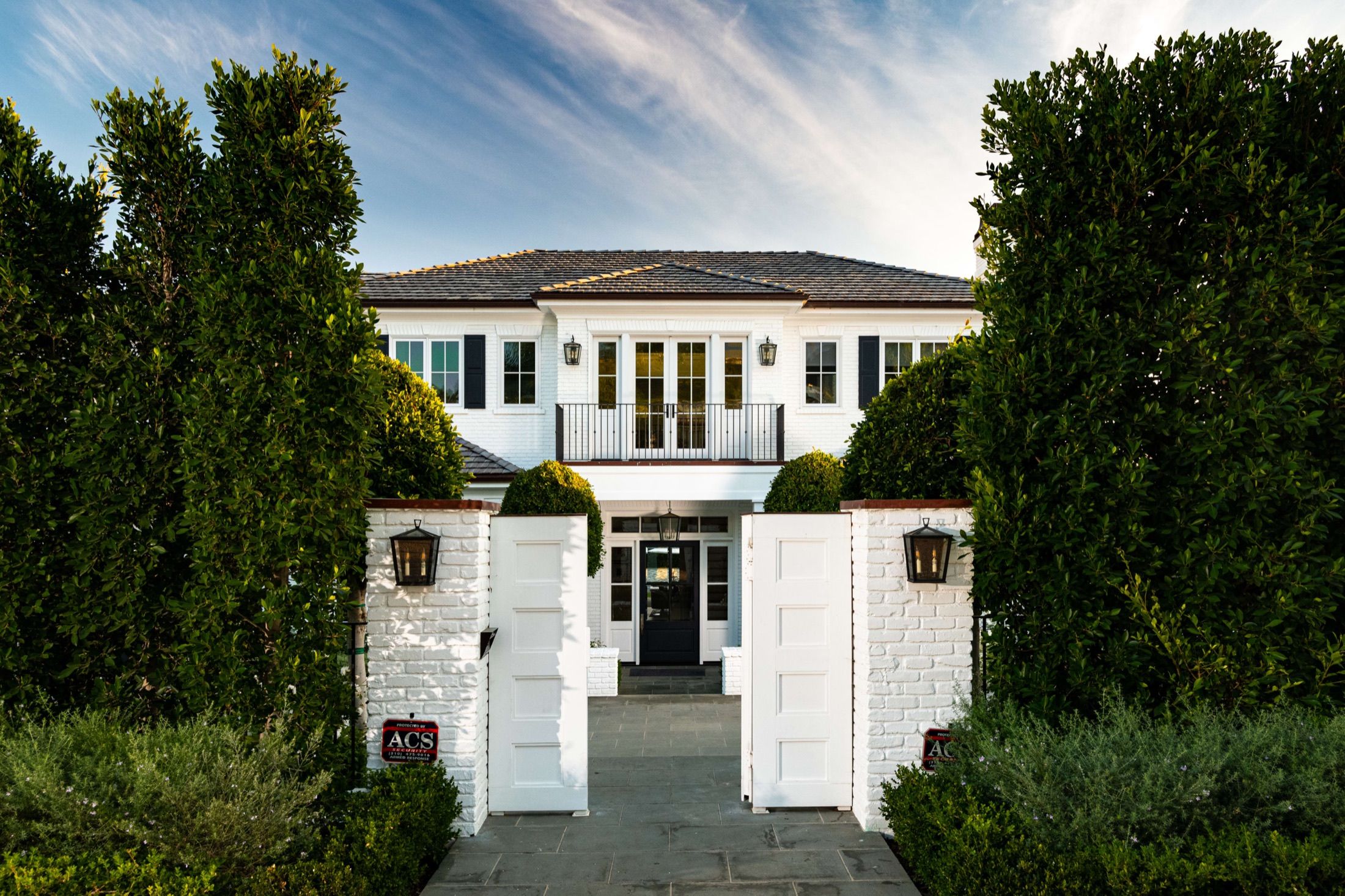 1580 Sorrento Dr, Pacific Palisades, photograph 2 of the Carolwood Estates listing