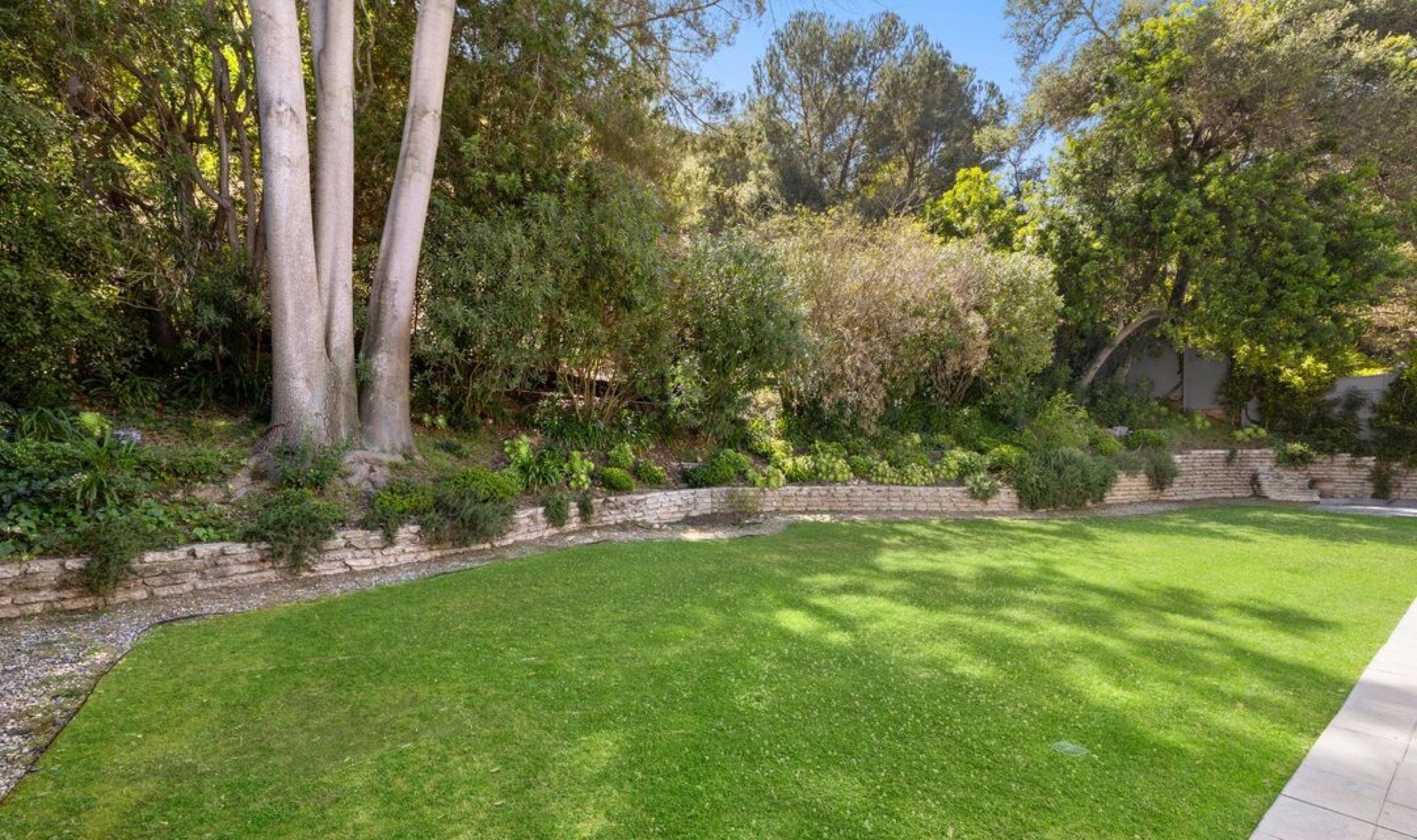 501 Cascada Way, Los Angeles, photograph 2 of the Carolwood Estates listing
