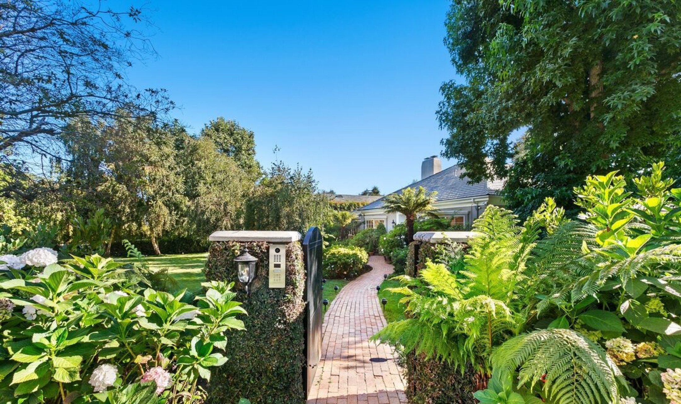 201 S Bristol Ave, Los Angeles, photograph 2 of the Carolwood Estates listing