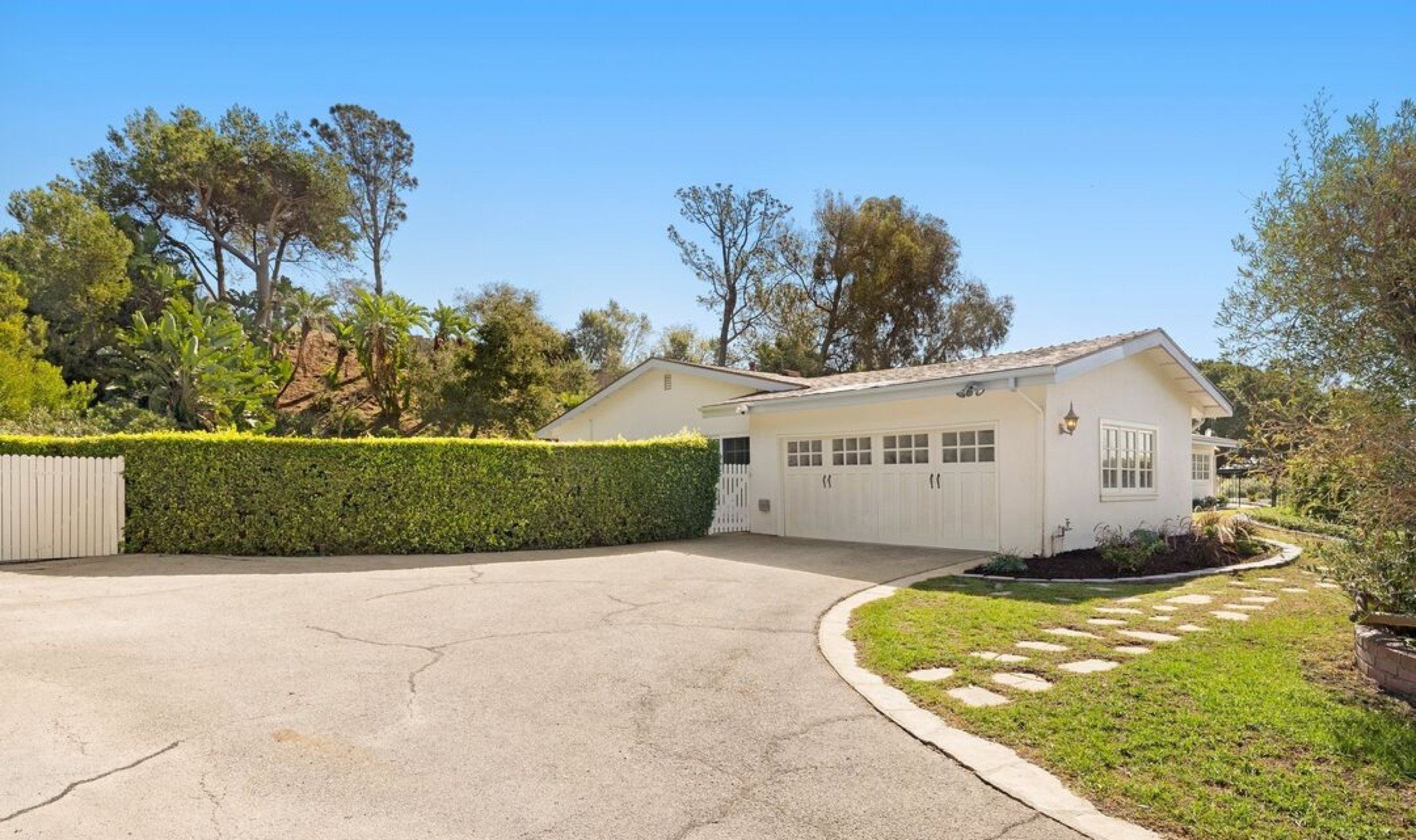 250 Surfview Dr, Pacific Palisades, photograph 2 of the Carolwood Estates listing