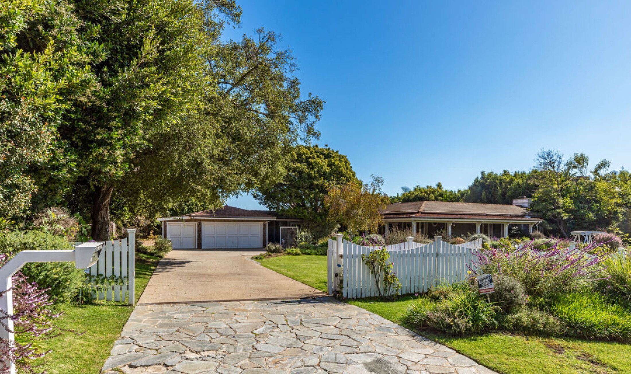 1580 San Remo Dr, Pacific Palisades, photograph 2 of the Carolwood Estates listing