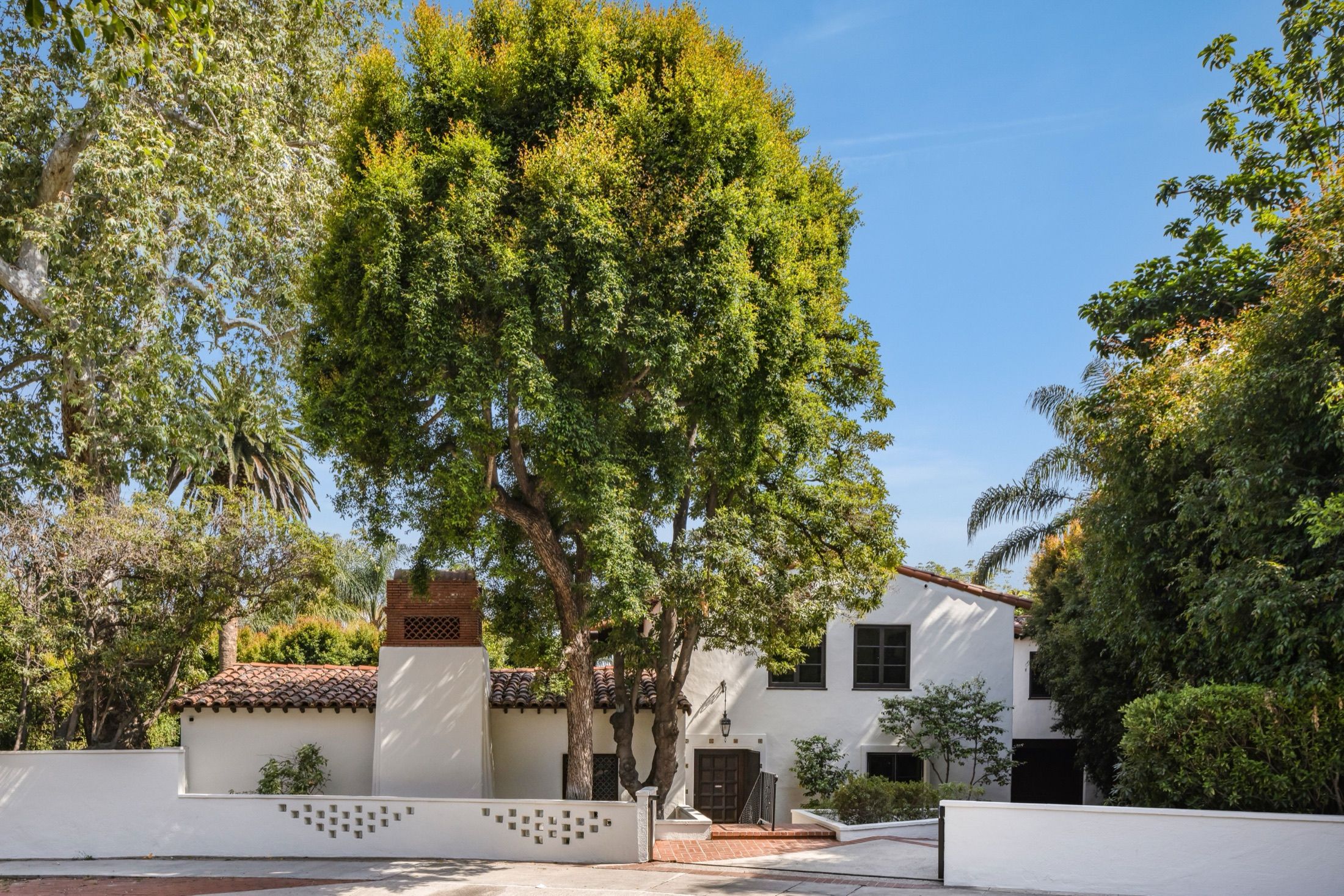 1851 Outpost Dr, Los Angeles, photograph 2 of the Carolwood Estates listing