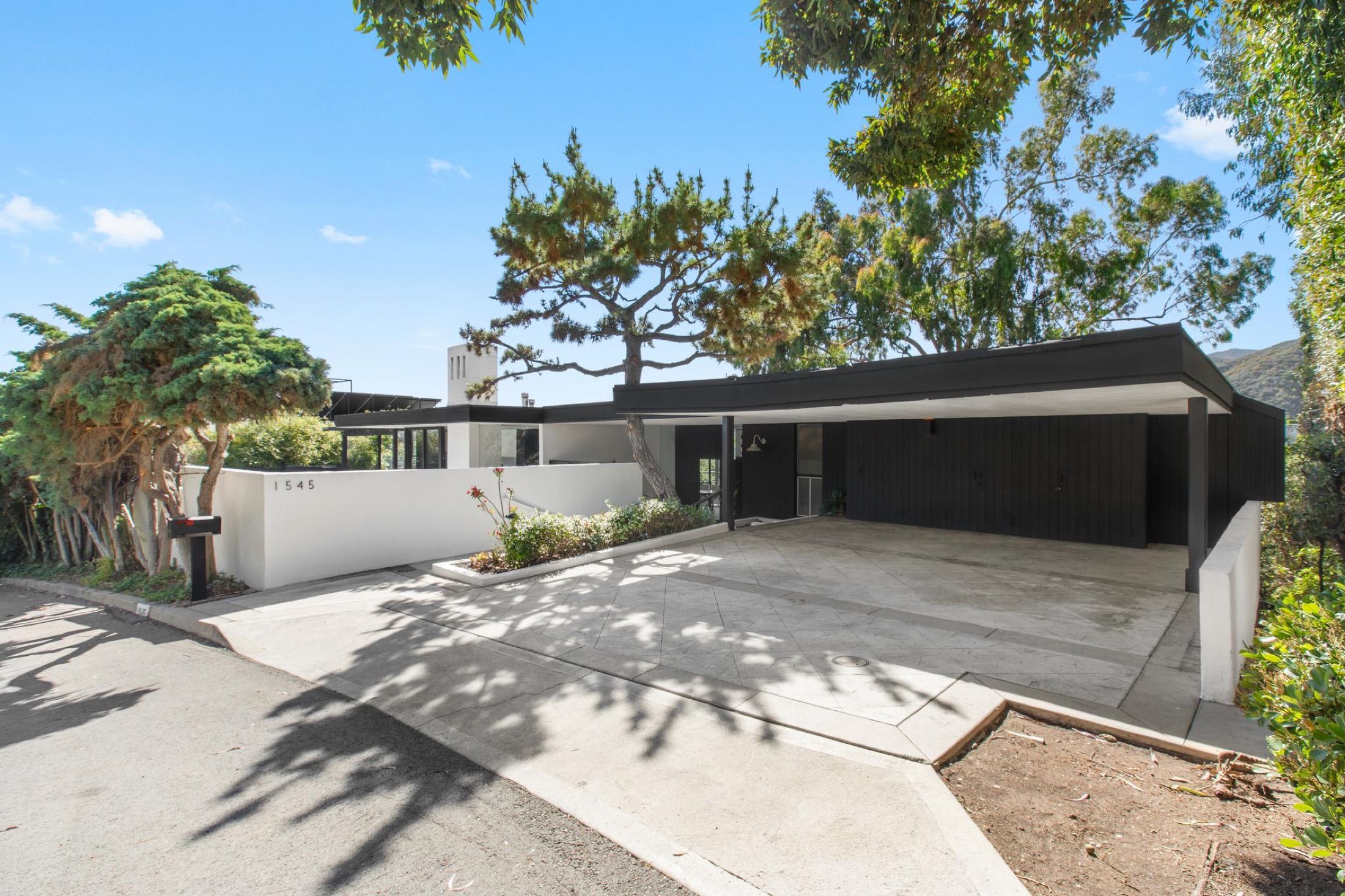 1545 Umeo Rd, Pacific Palisades, photograph 2 of the Carolwood Estates listing
