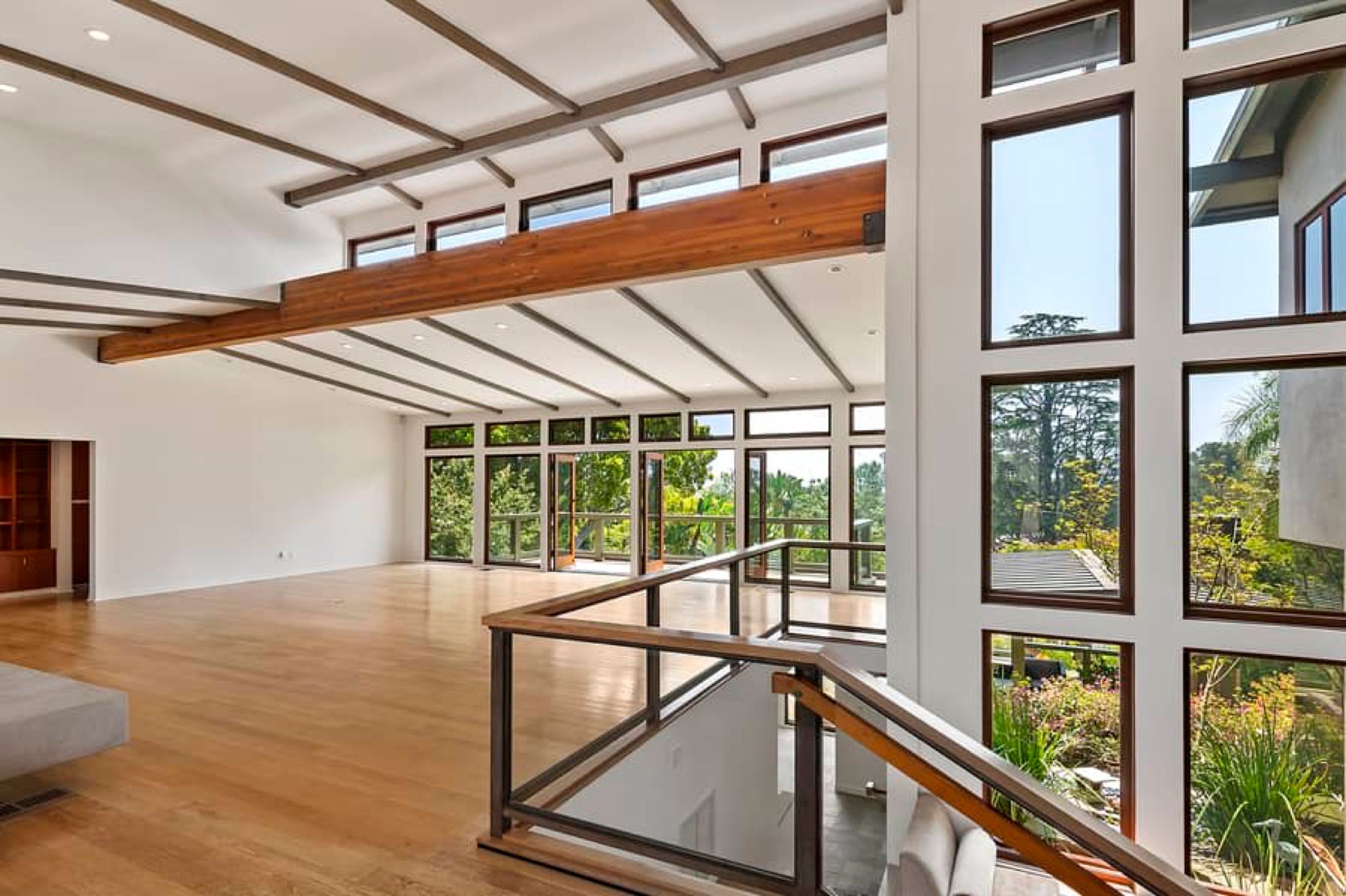 1514 Sorrento Dr, Pacific Palisades, photograph 2 of the Carolwood Estates listing