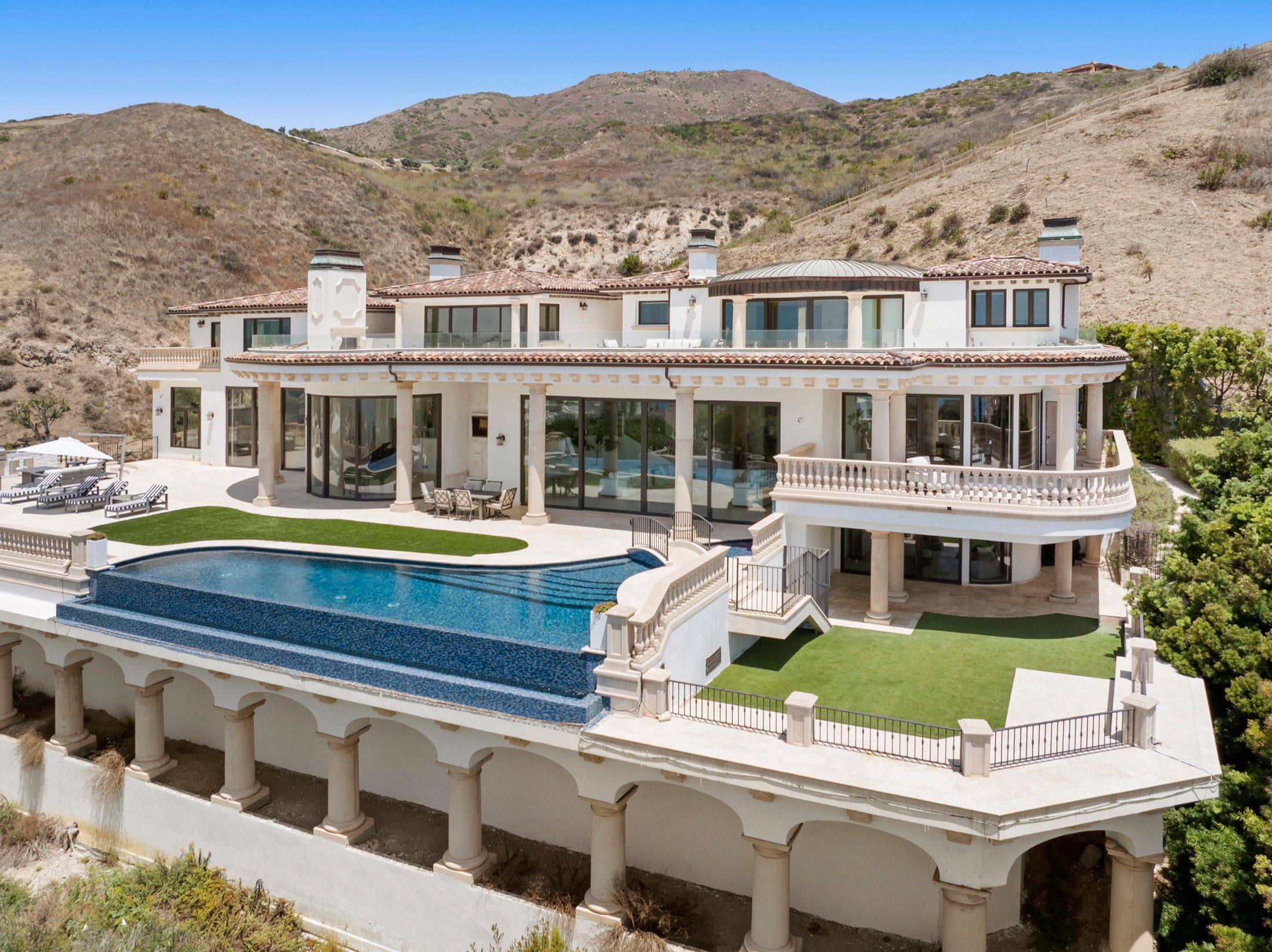 22435 Pacific Coast Hwy, Malibu, photograph 2 of the Carolwood Estates listing
