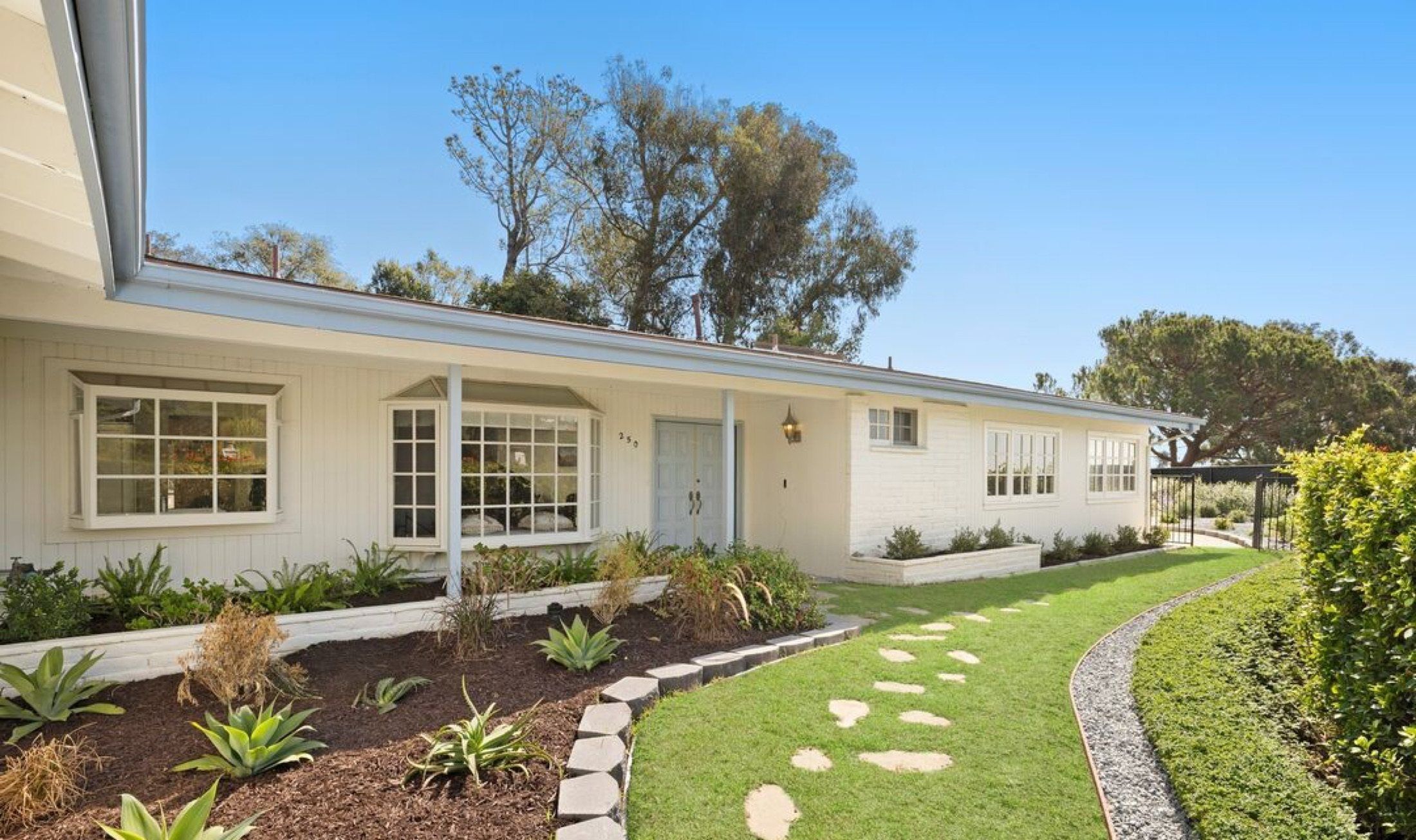 250 Surfview Dr, Pacific Palisades, photograph 3 of the Carolwood Estates listing