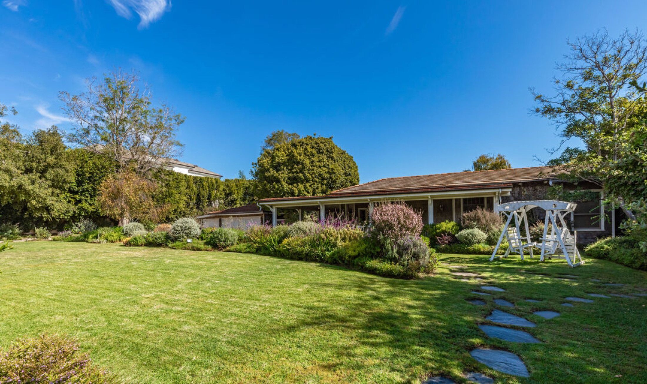 1580 San Remo Dr, Pacific Palisades, photograph 3 of the Carolwood Estates listing