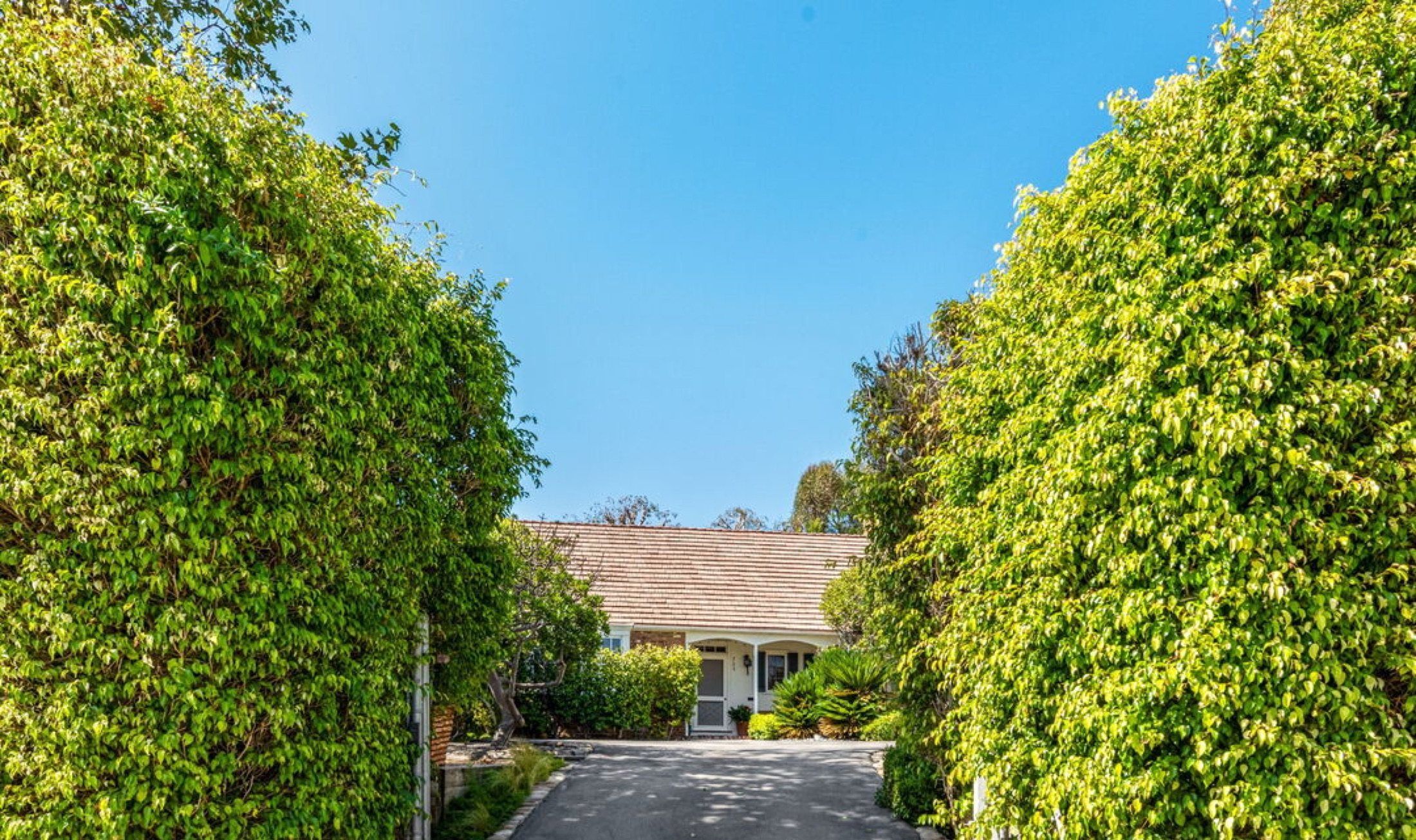 765 Amalfi Dr, Pacific Palisades, photograph 3 of the Carolwood Estates listing