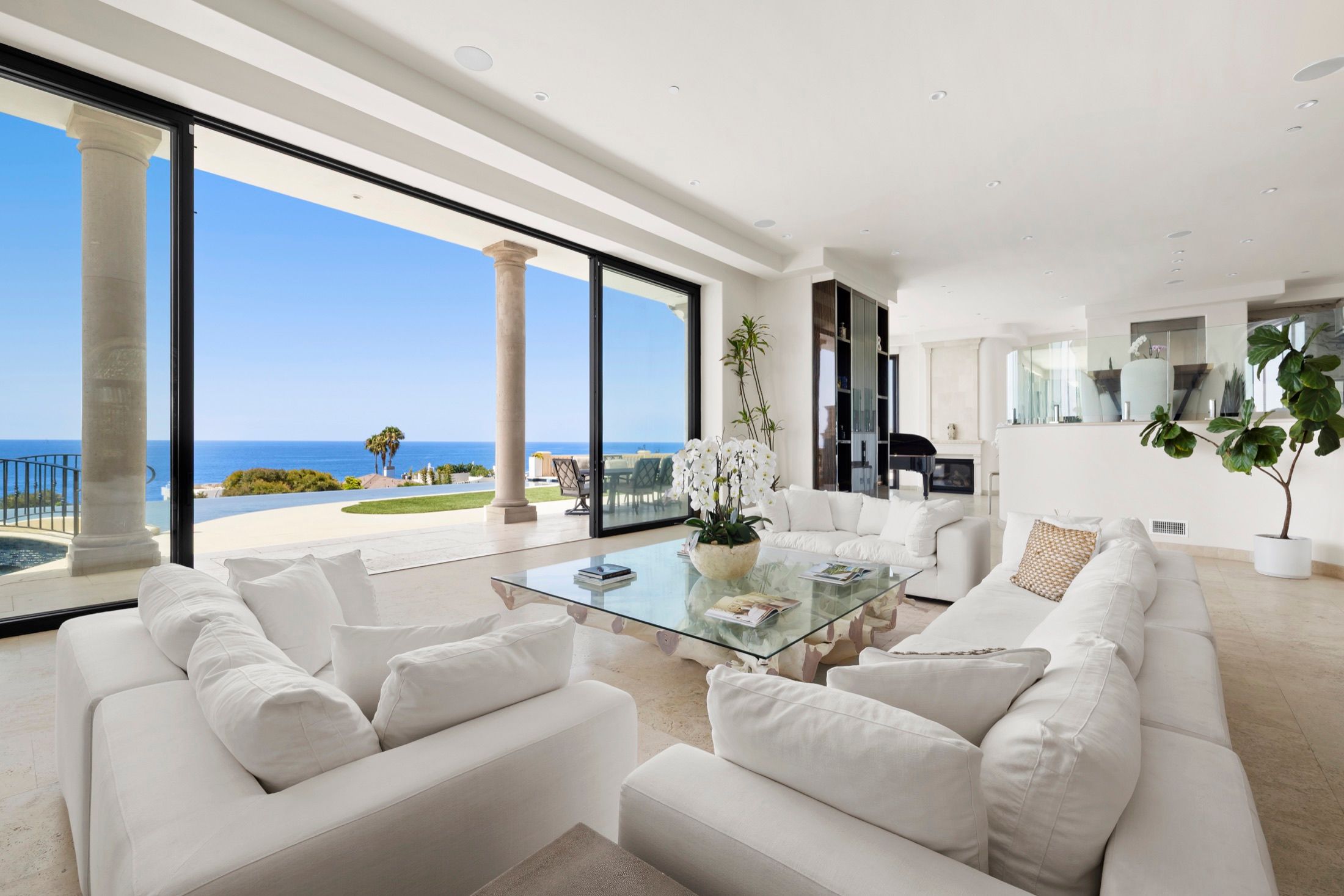 22435 Pacific Coast Hwy, Malibu, photograph 4 of the Carolwood Estates listing