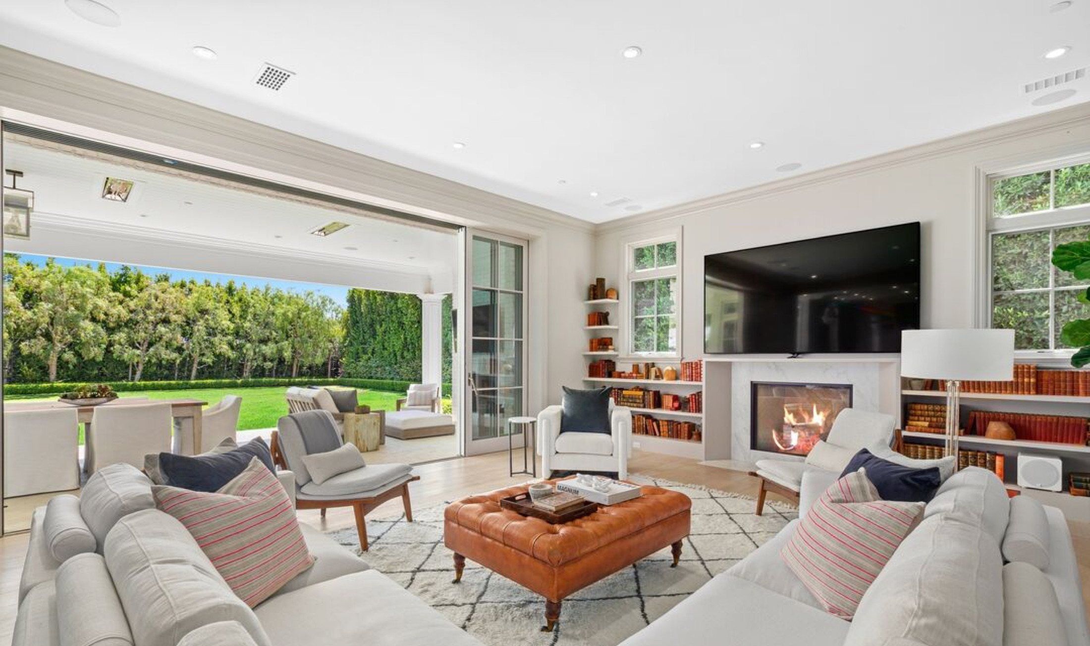 1172 Napoli Dr, Pacific Palisades, photograph 5 of the Carolwood Estates listing