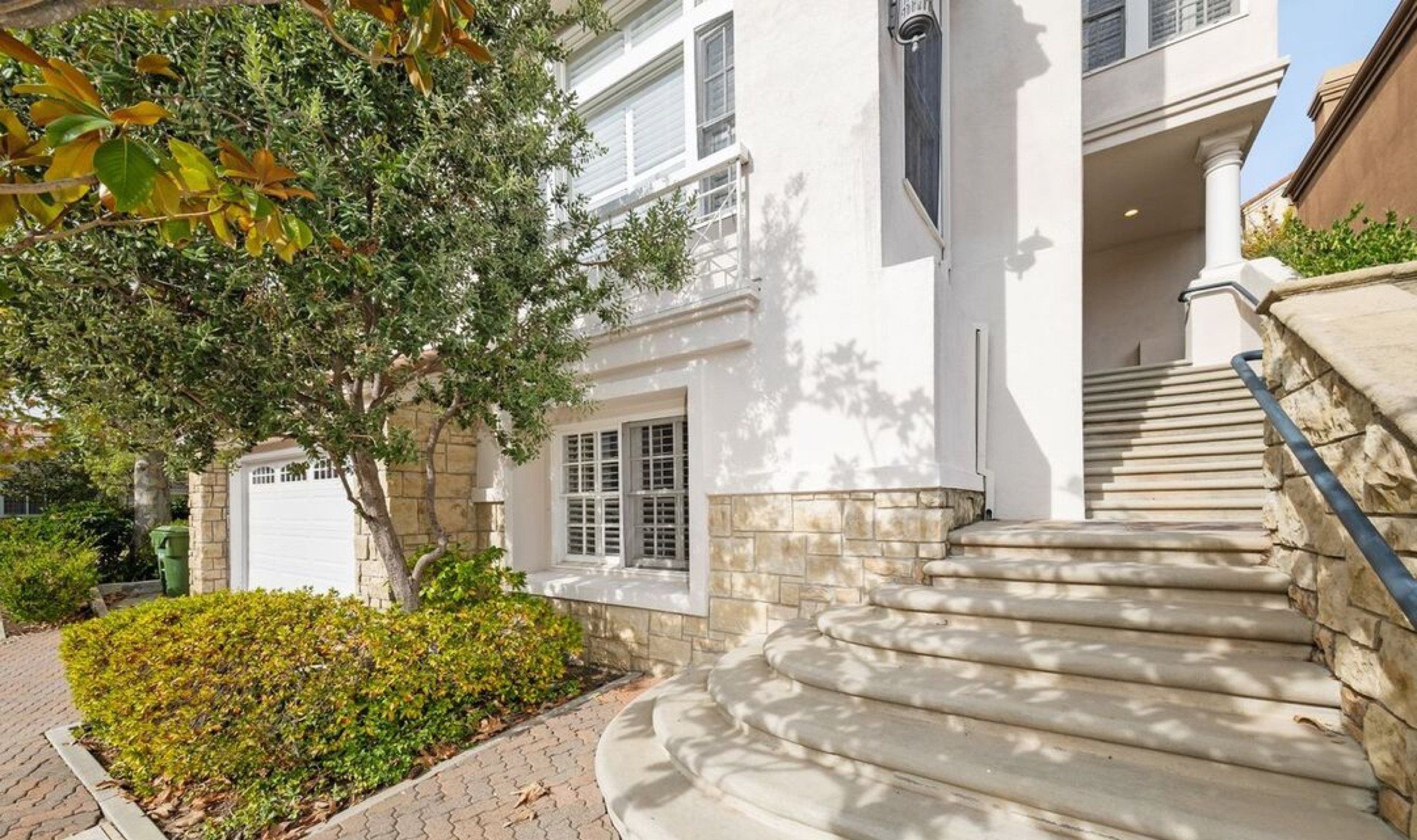 Interior or garden of 11815 Folkstone Ln, Los Angeles, a Carolwood Estates listing