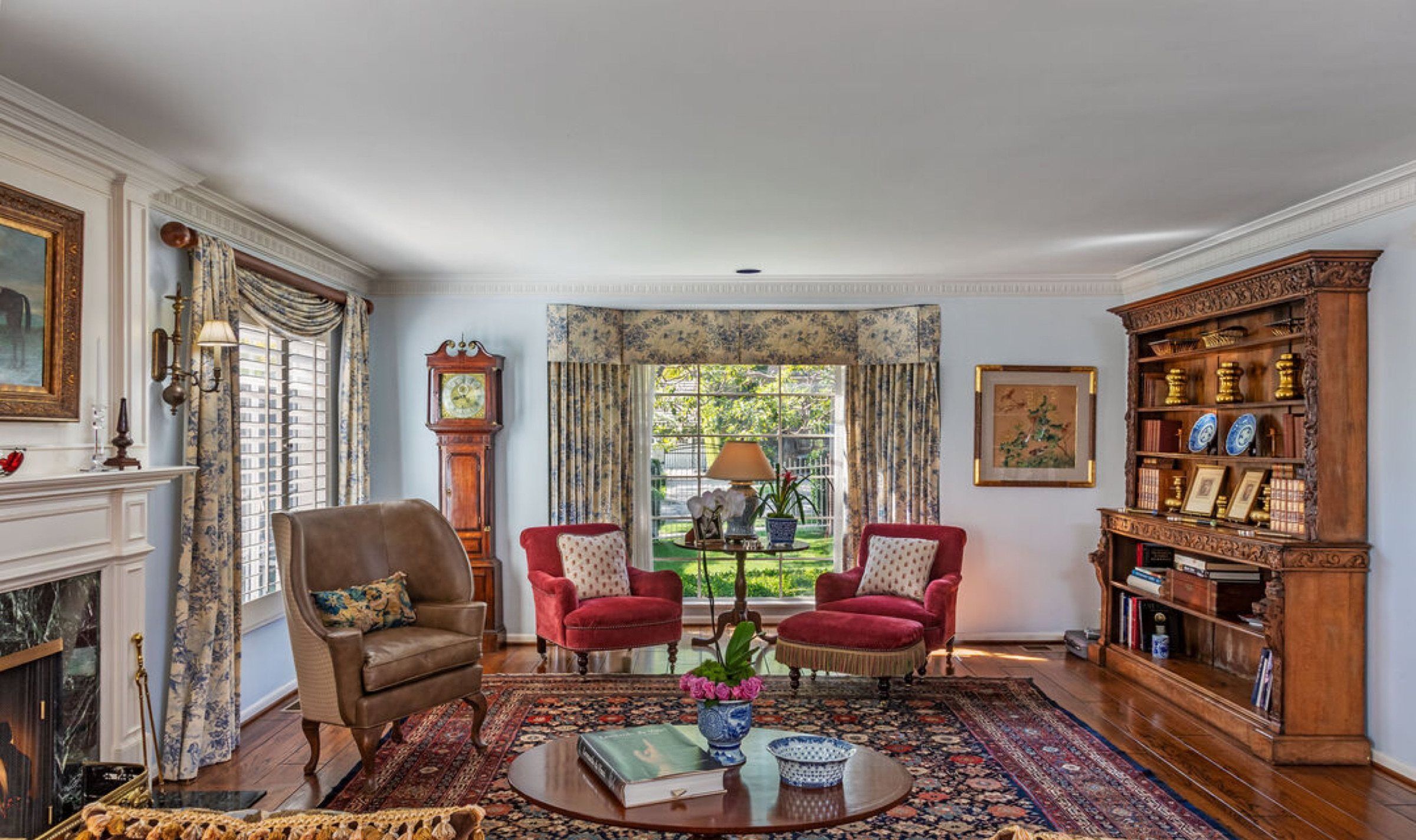 Interior or garden of 710 N Alta Dr, Beverly Hills, a Carolwood Estates listing